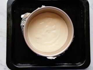 淡奶油蛋糕（水浴法）,6寸模具裹上一层锡纸，倒入蛋糕糊，倒入烤盘，烤盘内倒入2cm左右的清水