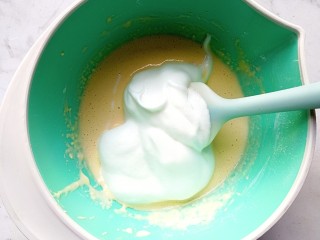 淡奶油蛋糕（水浴法）,舀三分之一蛋白糊入蛋黄糊内，翻拌均匀