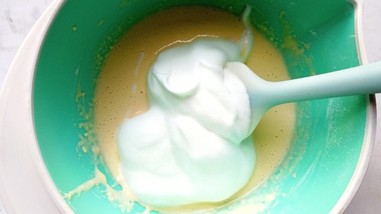 淡奶油蛋糕（水浴法）,舀三分之一蛋白糊入蛋黄糊内，翻拌均匀