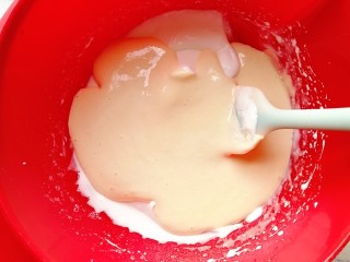 淡奶油蛋糕（水浴法）,将翻拌均匀的蛋黄糊倒入剩余的蛋白糊内