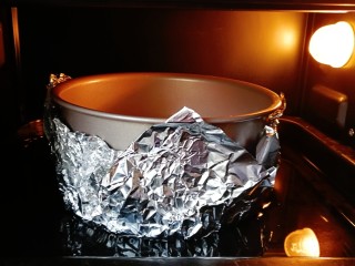 淡奶油蛋糕（水浴法）,烤箱150度预热10分钟，放入注水烤盘，150度上下火中层烤60分钟