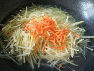 鱼香土豆丝,同时切一点点胡萝卜丝放进去一起焯水