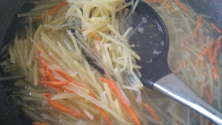 鱼香土豆丝,到中状态：土豆丝变软变透明状，就可以捞出