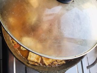 茄汁黄鱼焖豆腐,盖盖小火焖5分钟，开盖大火烧味收汁，待汤汁烧味浓稠
