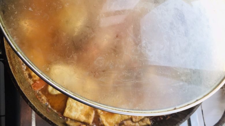 茄汁黄鱼焖豆腐,盖盖小火焖5分钟，开盖大火烧味收汁，待汤汁烧味浓稠