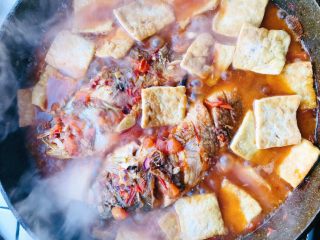 茄汁黄鱼焖豆腐,加入开水末过鱼的一半、放入煎好的豆腐