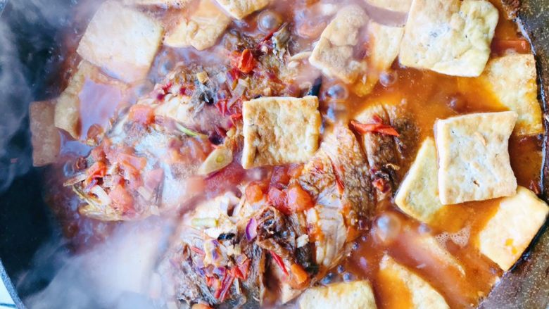 茄汁黄鱼焖豆腐,加入开水末过鱼的一半、放入煎好的豆腐