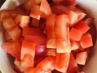 茄汁黄鱼焖豆腐,西红柿洗净切丁