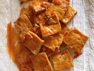 茄汁黄鱼焖豆腐,先将豆腐盛在盘中