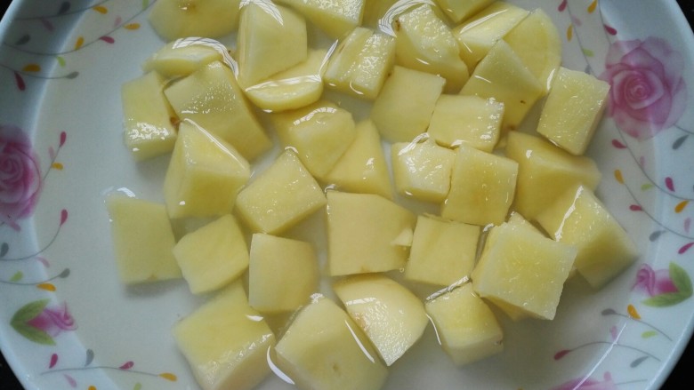 土豆烧排骨,将土豆切成均匀的块状泡水备用