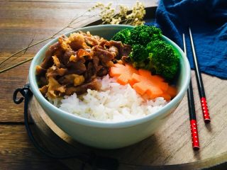肥牛饭,碗中盛好米饭，摆上西兰花、胡萝卜和肥牛片即可食用。