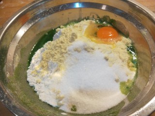 新文美食  菠菜红枣发糕,加入100克小麦粉，打入一个鸡蛋，20克白糖。