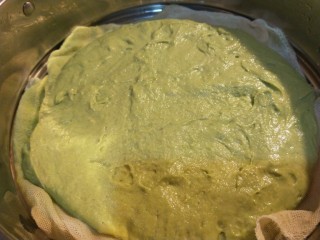 新文美食  菠菜红枣发糕,不要搅拌直接到在蒸屉布上摊平。