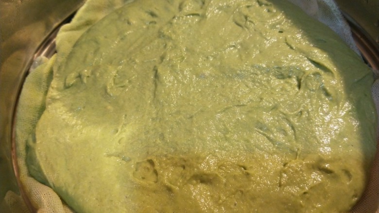 新文美食  菠菜红枣发糕,不要搅拌直接到在蒸屉布上摊平。