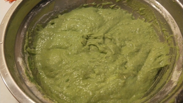 新文美食  菠菜红枣发糕,盖上保鲜膜发酵一小时。
