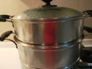新文美食  菠菜红枣发糕,盖上锅盖等十分钟后开火。