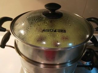 新文美食  菠菜红枣发糕,大火烧开蒸15分钟即可关火。
