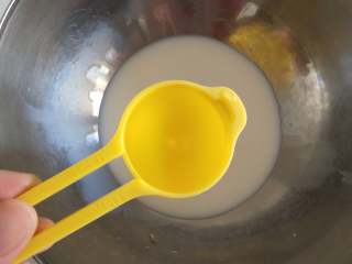 抹茶荔枝慕斯蛋糕,牛奶加荔枝糖水，然后放入细砂糖，隔热水搅拌至糖融化