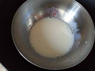抹茶荔枝慕斯蛋糕,牛奶趁热倒入泡好的吉利丁粉，搅拌至吉利丁完全溶解到牛奶中