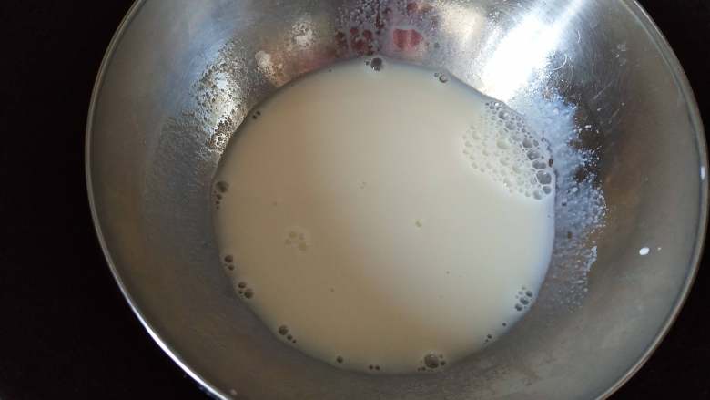 抹茶荔枝慕斯蛋糕,牛奶趁热倒入泡好的吉利丁粉，搅拌至吉利丁完全溶解到牛奶中