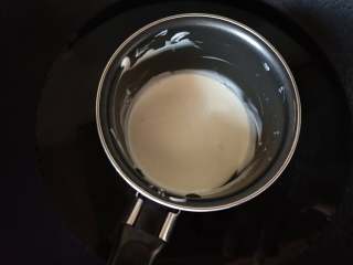 抹茶荔枝慕斯蛋糕,淡奶油打至6分发，白巧克力隔热水融化