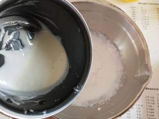 抹茶荔枝慕斯蛋糕,将融化好的白巧克力倒入淡奶油中，翻拌均匀