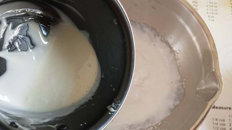 抹茶荔枝慕斯蛋糕,将融化好的白巧克力倒入淡奶油中，翻拌均匀