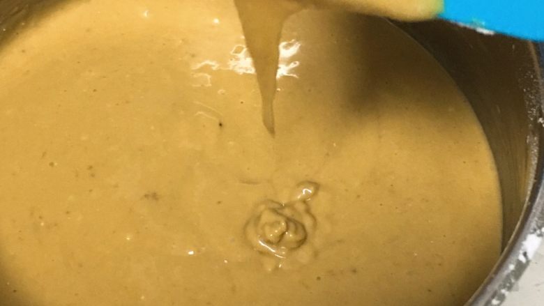 10寸咖啡戚风蛋糕,再用刮刀沿着圆壁翻拌一下，蛋黄糊应该是浓稠，但可以流动的一种。