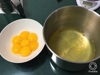 10寸咖啡戚风蛋糕,鸡蛋分离出蛋白和蛋黄，鸡蛋要冰箱冷藏后再用，蛋白中加入柠檬汁，柠檬汁可以去掉鸡蛋腥味，用打蛋器高速搅打30圈，蛋白出鱼眼泡。