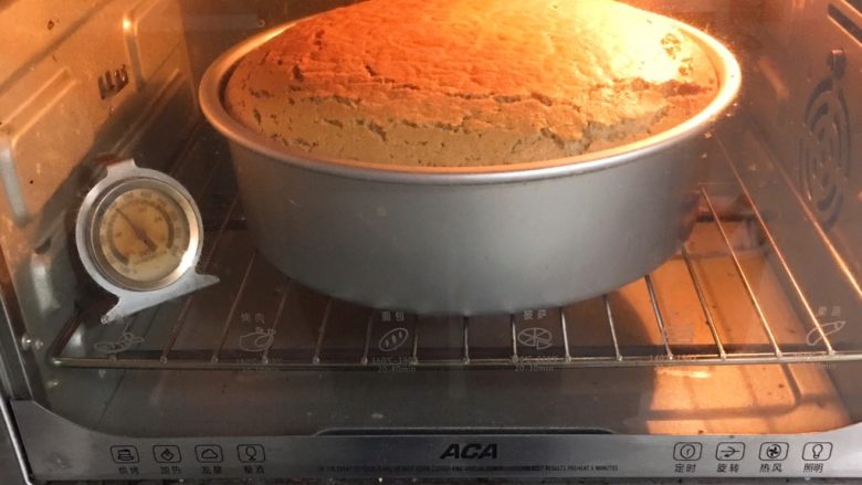 10寸咖啡戚风蛋糕,烤制30分钟时，蛋糕膨胀至高峰，之后有点回落。