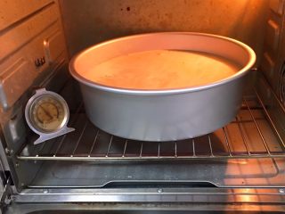 10寸咖啡戚风蛋糕,烤箱要事先预热，翻拌蛋糕糊时就预热烤箱，蛋糕糊翻拌完成，正好预热也完成，模具送入烤箱，150度，烤制42分钟。