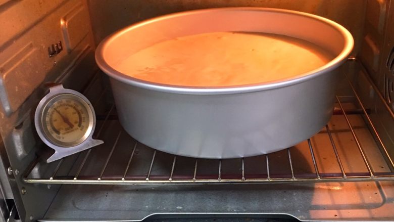 10寸咖啡戚风蛋糕,烤箱要事先预热，翻拌蛋糕糊时就预热烤箱，蛋糕糊翻拌完成，正好预热也完成，模具送入烤箱，150度，烤制42分钟。