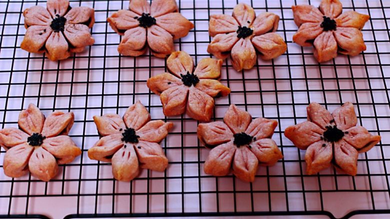 桃花朵朵开-桃花酥,美美滴桃花酥出炉咯，取出放到凉架上放凉即可食用。