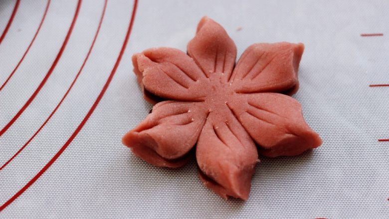 桃花朵朵开-桃花酥,每一瓣之间用手捏紧，收尾处稍微整尖。