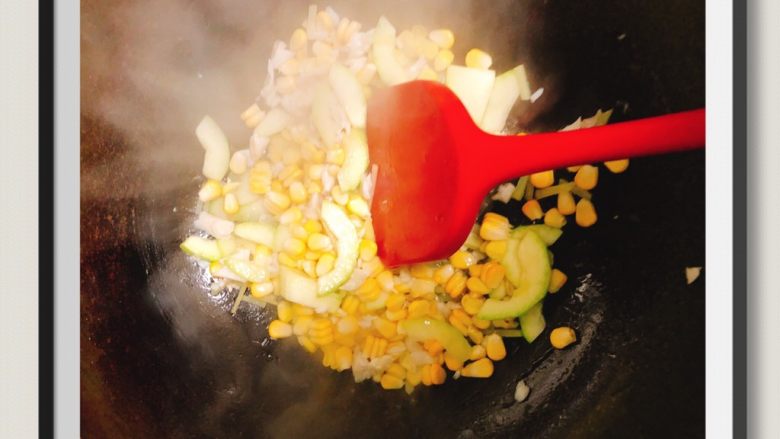 鲈鱼时蔬拌饭,玉米粒和绞瓜土豆先入锅炒熟后在倒入蒸好的鱼肉炒3分钟即可，加入宝宝酱油和盐就出锅啦！