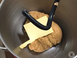 红糖全麦面包,加入黄油，继续揉面20分钟。