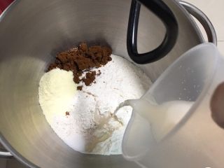 红糖全麦面包,清水加温至37度，发酵粉放入孵化，再倒入厨师机。