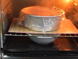 红糖全麦面包,烤箱发酵档，底部放一碗热水，发酵60分钟。