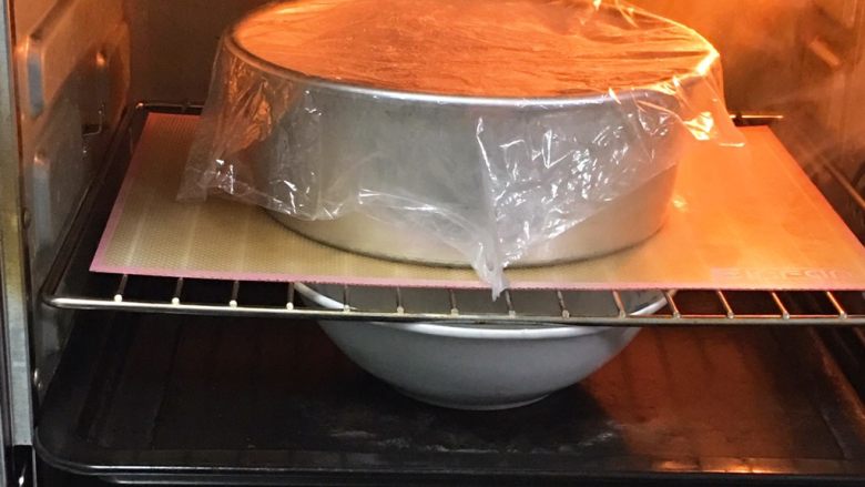 红糖全麦面包,烤箱发酵档，底部放一碗热水，发酵60分钟。