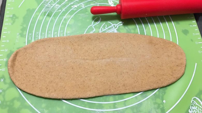 红糖全麦面包,将剂子擀成椭圆形。
