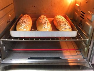 红糖全麦面包,烤箱预热至180度，金盘送入烤箱，烤制20分钟。