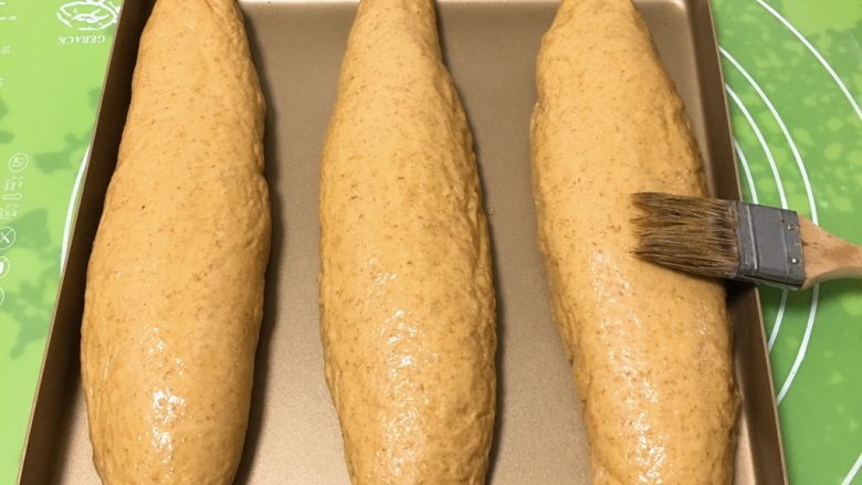 红糖全麦面包,发酵完成后拿出，表面刷上鸡蛋液。