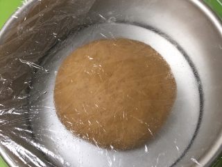 红糖全麦面包,滚圆，放入模具盖上保鲜膜。