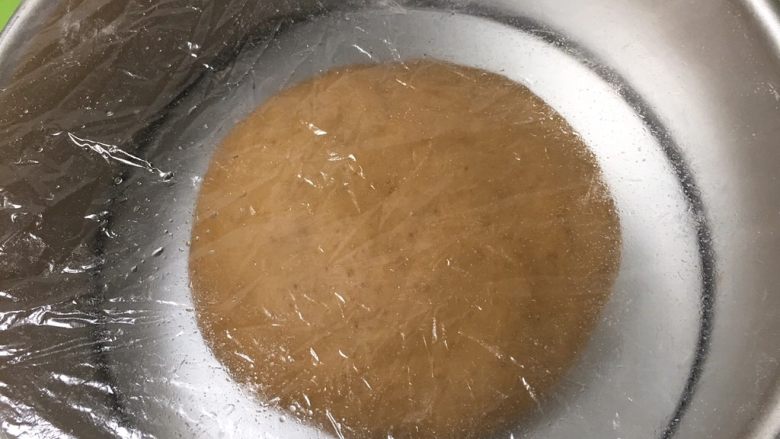 红糖全麦面包,滚圆，放入模具盖上保鲜膜。