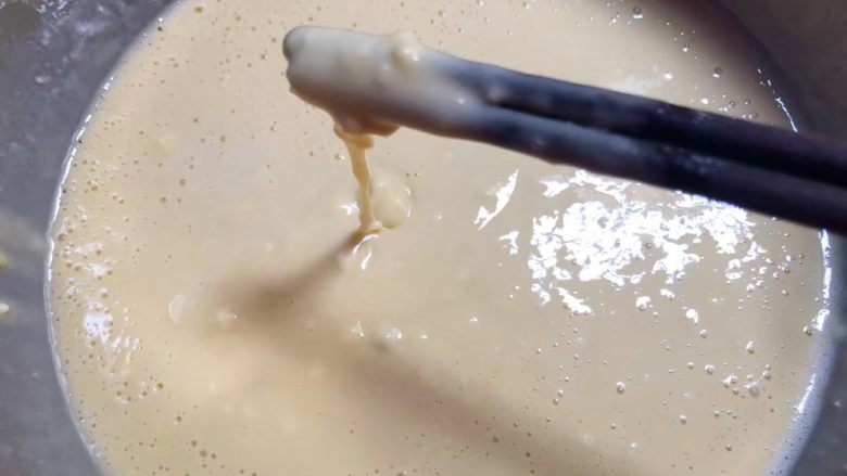 正宗小酥肉,粉浆调成这种状态就可以，筷子提起来呈直线状态，把调好的粉浆放在一边发酵一会。