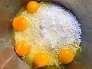正宗小酥肉,把地瓜粉倒入大碗里，打入5个鸡蛋，用筷子搅拌均匀。