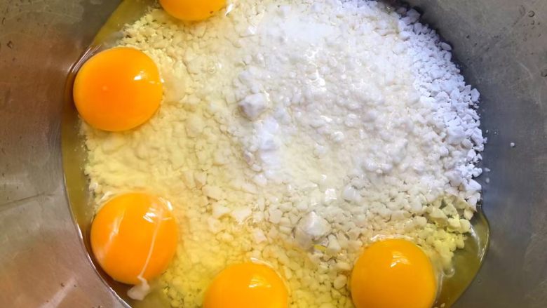 正宗小酥肉,把地瓜粉倒入大碗里，打入5个鸡蛋，用筷子搅拌均匀。