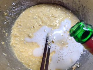 正宗小酥肉,搅拌均匀以后，倒入100ml啤酒，适量盐和适量鸡精，用筷子搅拌至地瓜粉无颗粒状态。