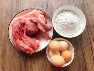 正宗小酥肉,首先准备好食材：条肉1000g，地瓜粉1碗，鸡蛋5个。