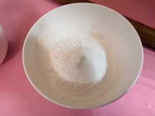 南瓜饼,准备糯米粉80g。